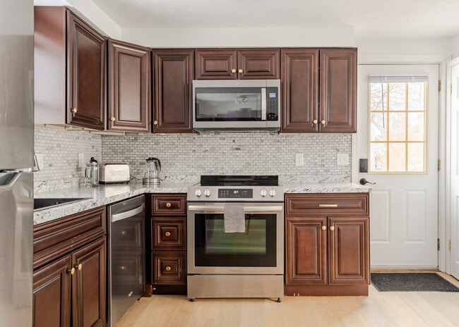 49 Berkshire Rd in Portland, ME - Foto de edificio - Building Photo