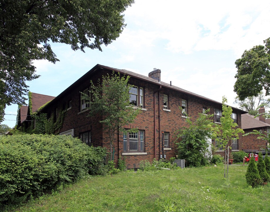 23 Castle View Ave in Toronto, ON - Building Photo