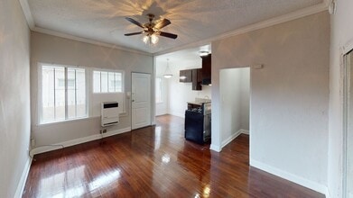 2404 1/2 S Budlong Ave in Los Angeles, CA - Building Photo - Building Photo