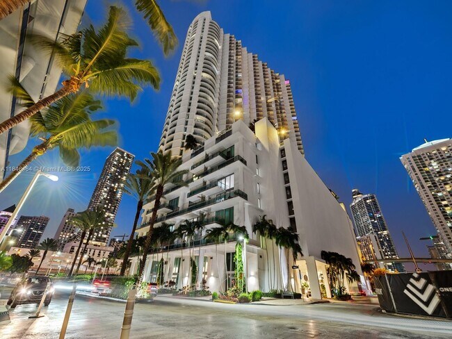 350 S Miami Ave in Miami, FL - Building Photo - Building Photo