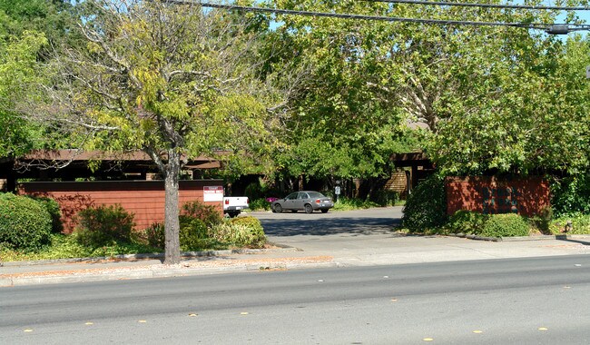 6263 Montecito Blvd in Santa Rosa, CA - Foto de edificio - Building Photo