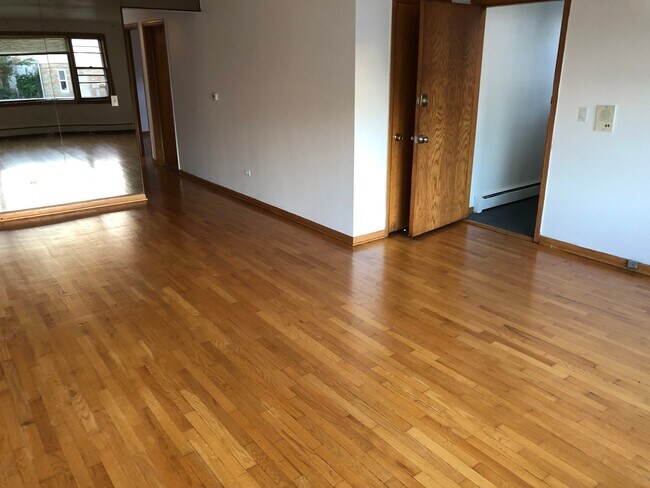 2327 73rd Ave in Elmwood Park, IL - Foto de edificio - Building Photo