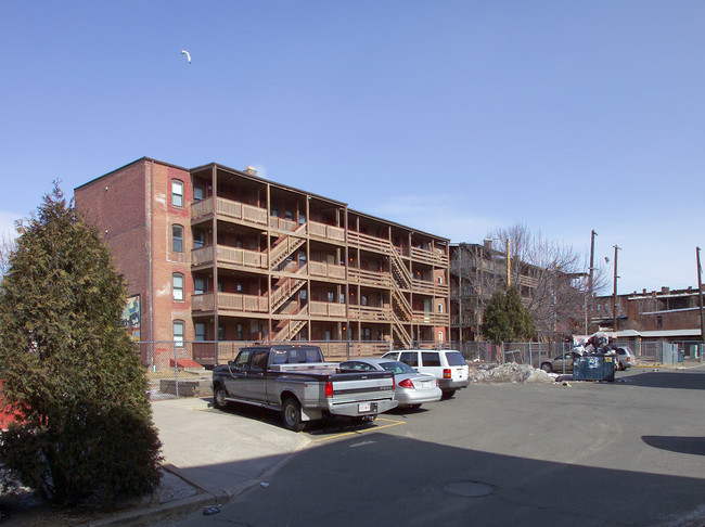 542 S Bridge St in Holyoke, MA - Foto de edificio - Building Photo