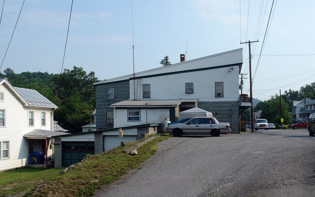 520-524 S Washington St in Berkeley Springs, WV - Foto de edificio - Building Photo