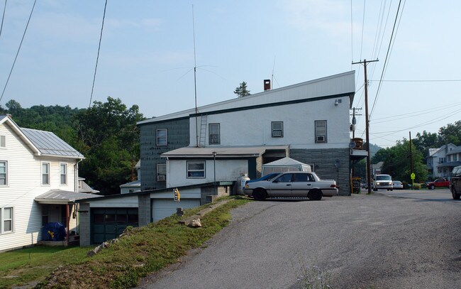 520-524 S Washington St in Berkeley Springs, WV - Building Photo - Building Photo