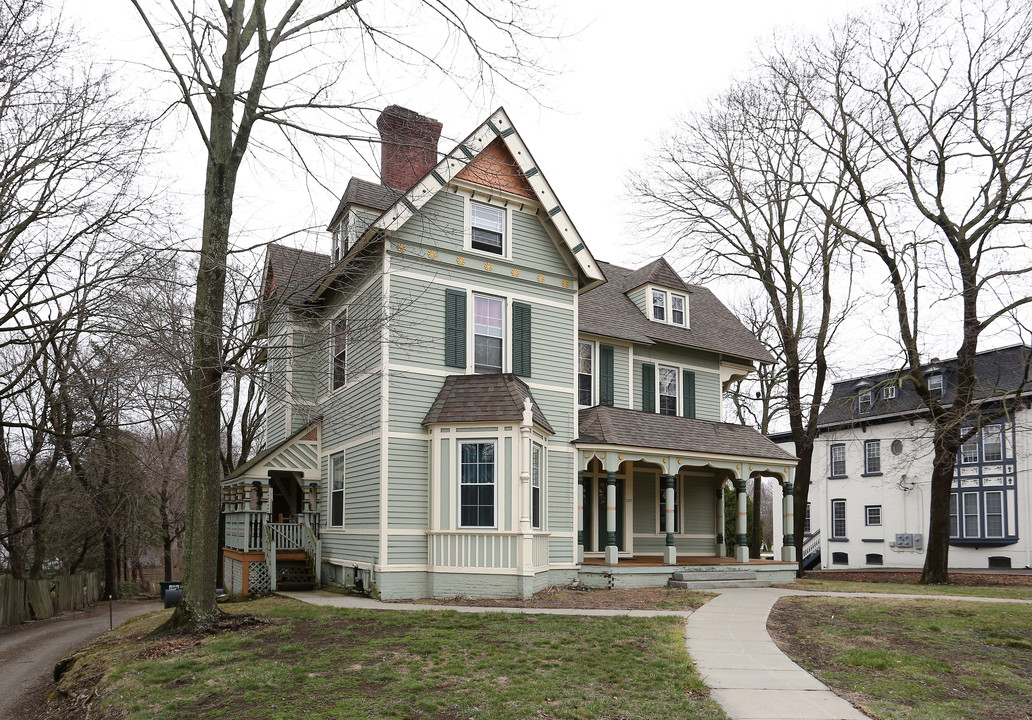 227 Broadway in Norwich, CT - Foto de edificio