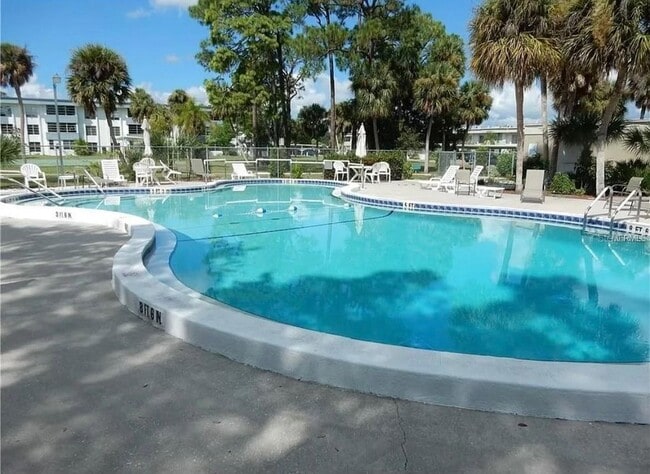 21267 Gertrude Ave, Unit 114 in Port Charlotte, FL - Foto de edificio - Building Photo