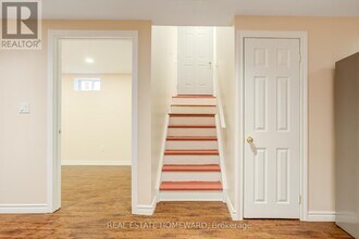 2454 Willowburne Dr in Mississauga, ON - Building Photo - Building Photo