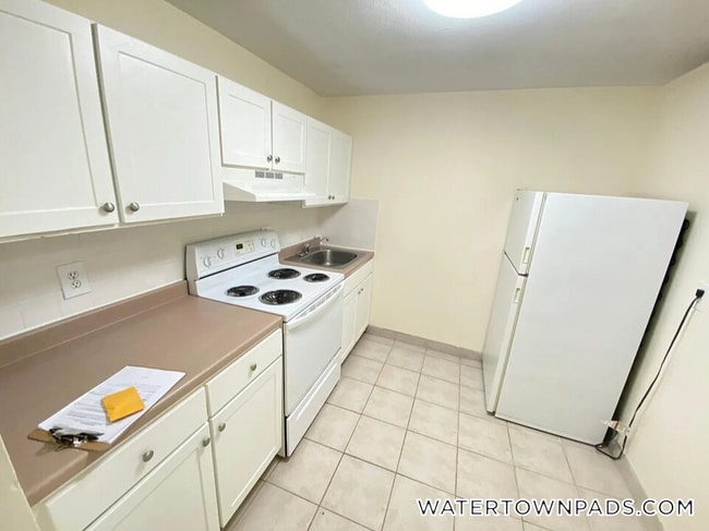 24 Whites Ave, Unit 52 in Watertown, MA - Foto de edificio - Building Photo