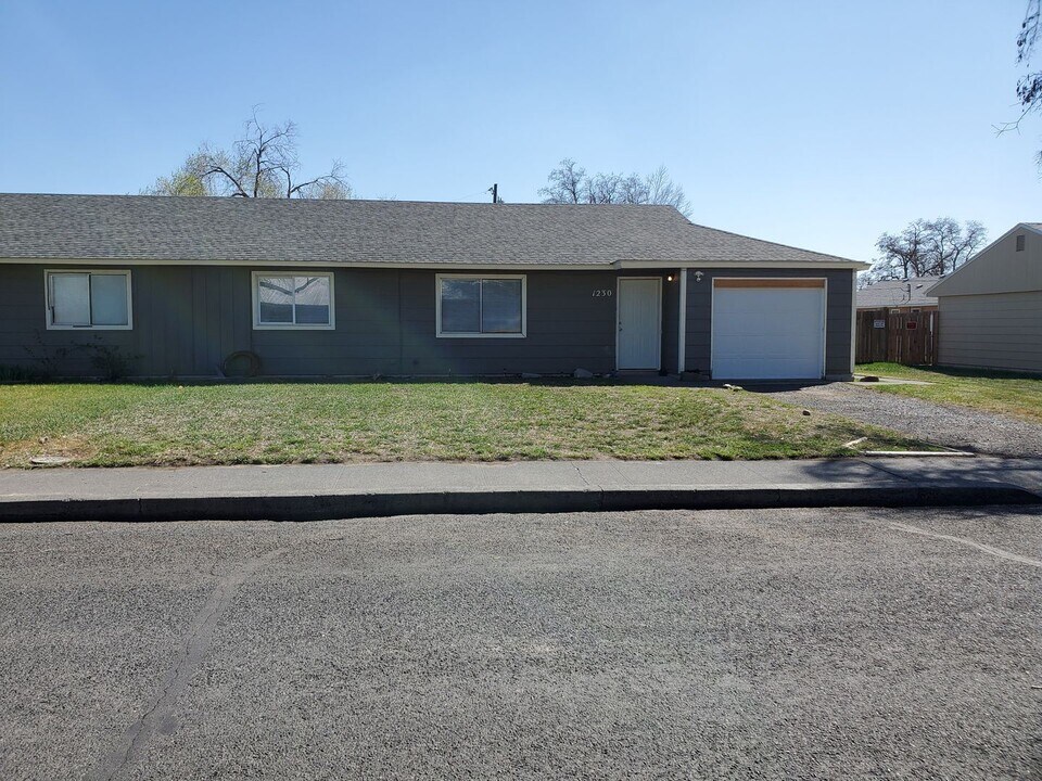 1230 Arlington Dr in Moses Lake, WA - Foto de edificio