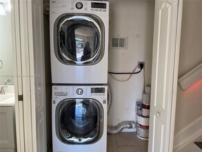 8858 W Flagler St in Miami, FL - Building Photo - Building Photo