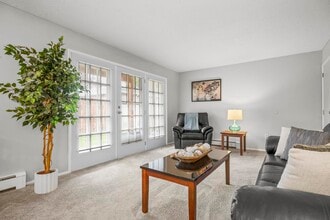 Williamsburg & Portage Pointe Apartments in Wooster, OH - Building Photo - Building Photo