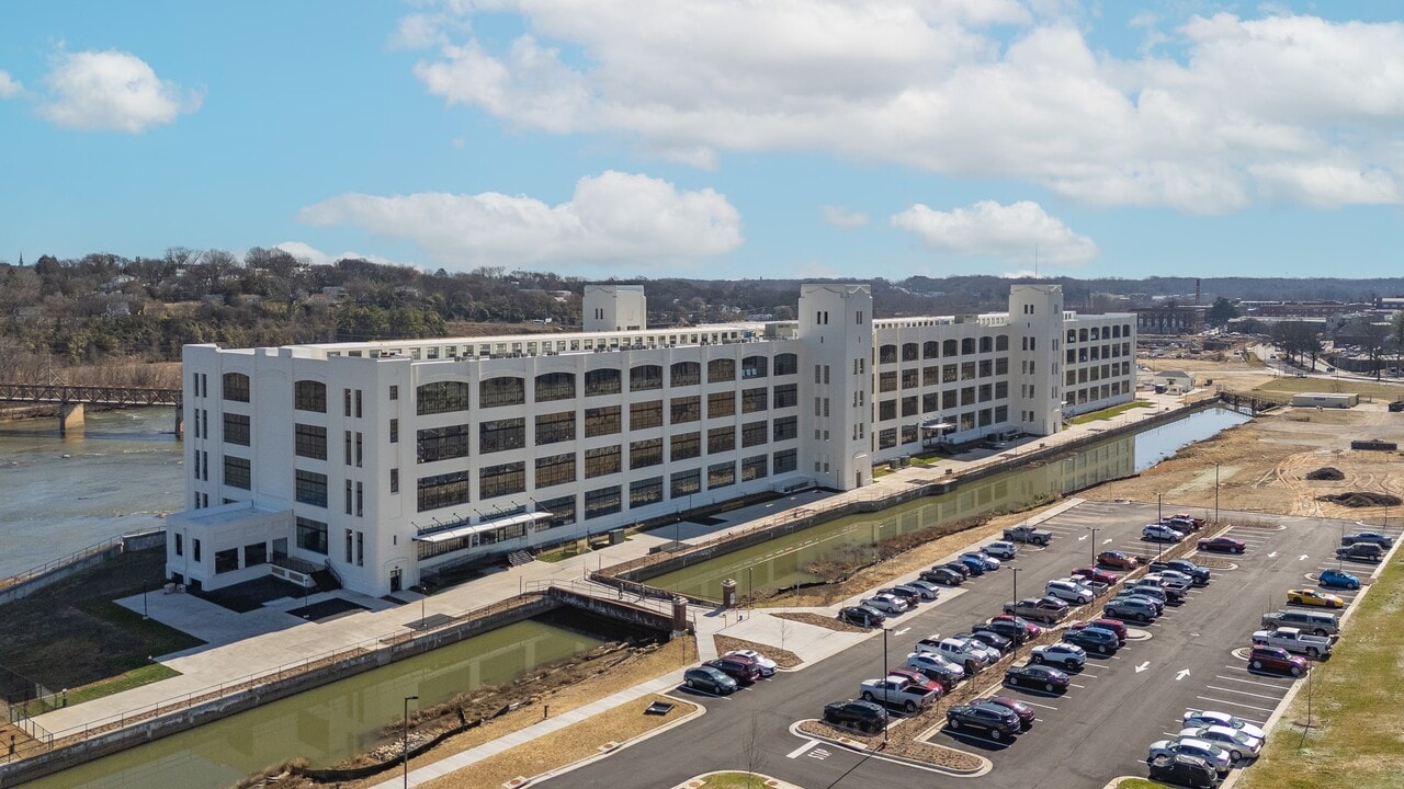 Dan River Falls in Danville, VA - Foto de edificio
