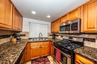 2558 Orange Ave, Unit F in Costa Mesa, CA - Building Photo - Building Photo