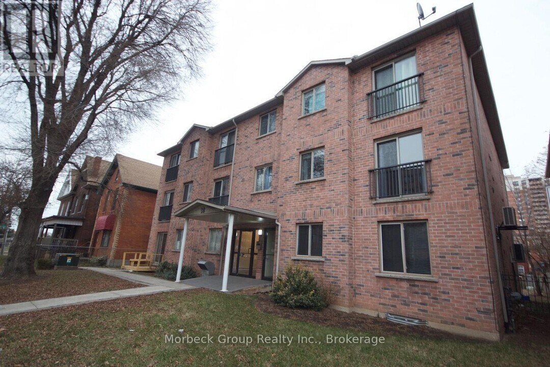 28-228 Victoria Ave N in Hamilton, ON - Building Photo