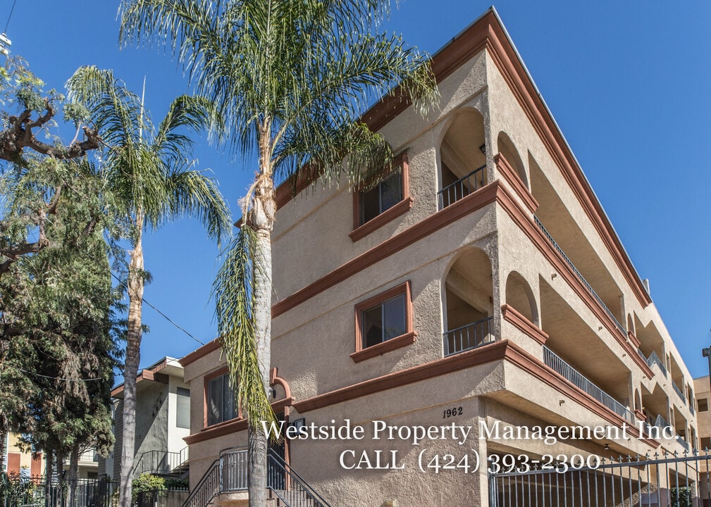 1962 N Beachwood Dr in Los Angeles, CA - Foto de edificio