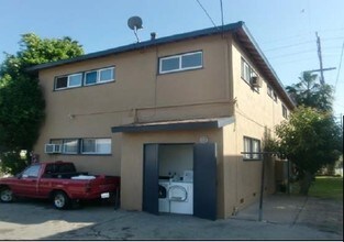 14747 Vanowen St in Van Nuys, CA - Building Photo - Building Photo