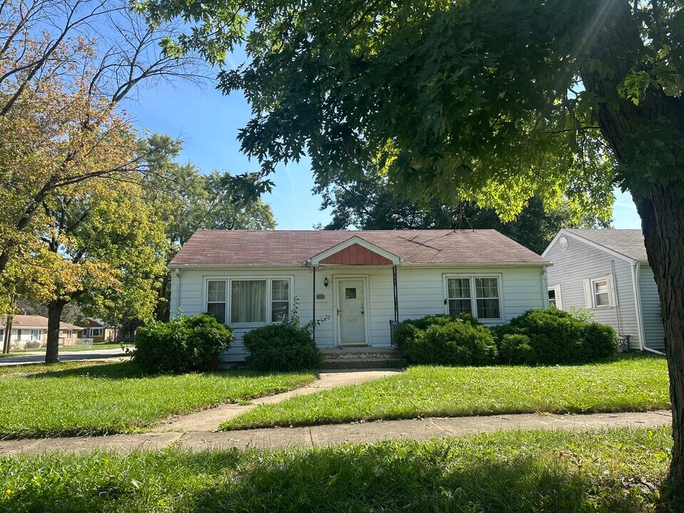 15001 Harding Ave in Midlothian, IL - Building Photo