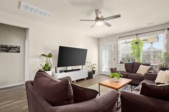 11903 Clayton Creek Ave in Austin, TX - Foto de edificio - Building Photo