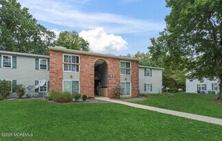 19 Augusta Ct in Freehold Township, NJ - Building Photo