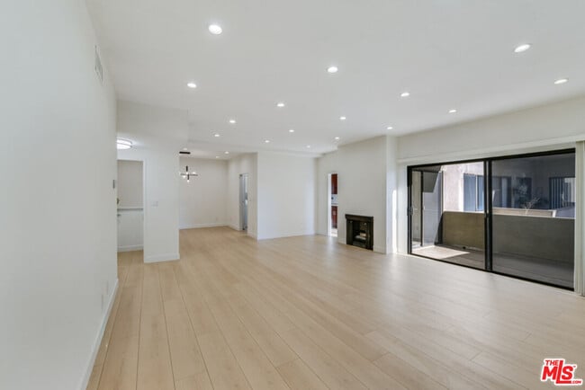 1727 S Bentley Ave in Los Angeles, CA - Building Photo - Building Photo