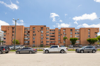 750 NW 43rd Ave in Miami, FL - Foto de edificio - Building Photo