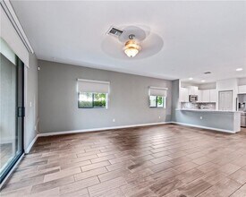 4230 N Dixie Hwy in Oakland Park, FL - Foto de edificio - Building Photo