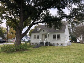 1803 Ave P in Huntsville, TX - Building Photo