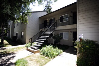 9145 Newhall Dr in Sacramento, CA - Building Photo - Building Photo