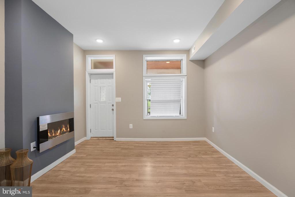 945 Ashburton St in Baltimore, MD - Building Photo