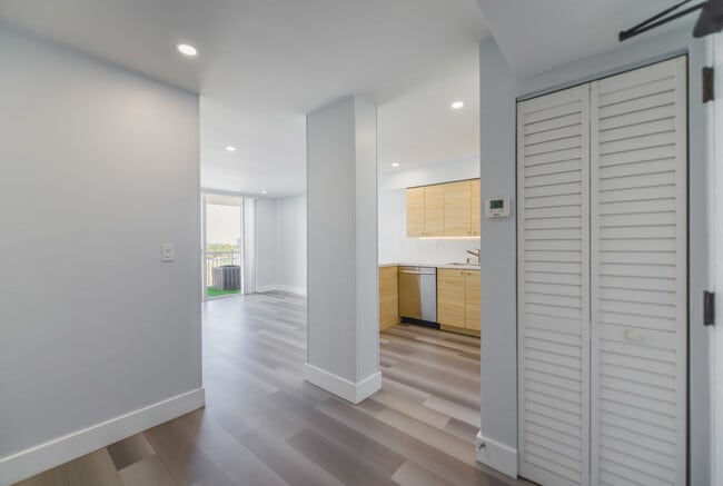 1800 W 24th St, Unit 712 in Miami, FL - Building Photo - Building Photo