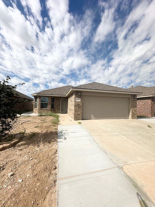 9911 McCraw Dr in Odessa, TX - Building Photo