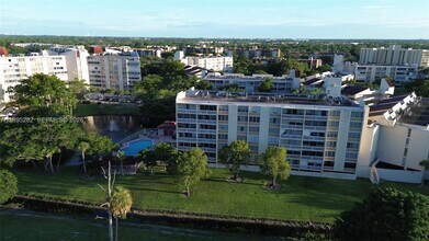 7051 Environ Blvd in Lauderhill, FL - Foto de edificio - Building Photo