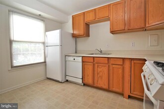 6036 Westchester Park Dr, Unit 101 in College Park, MD - Building Photo - Building Photo