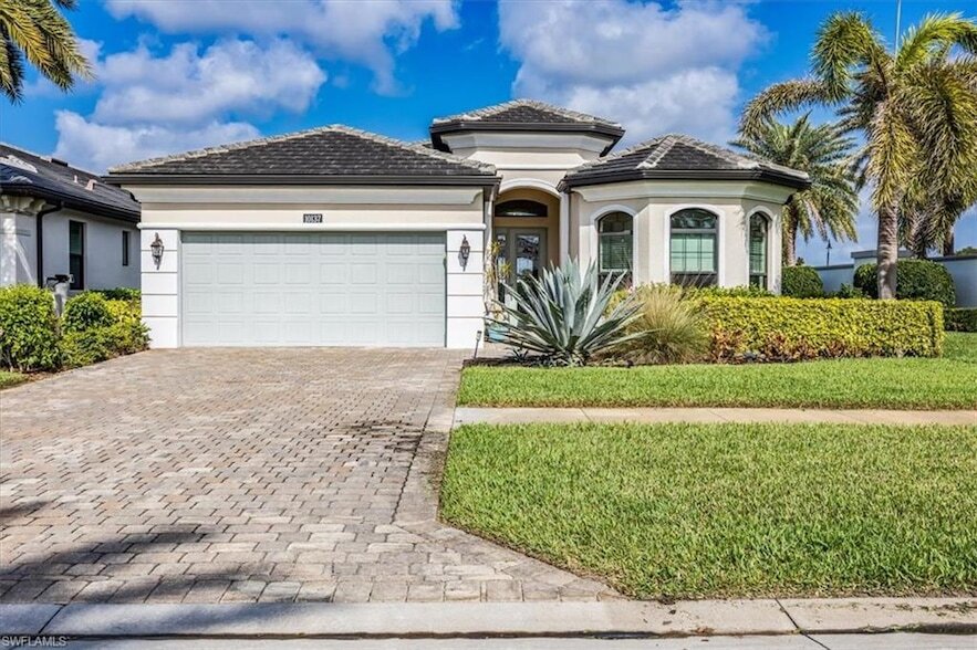 10137 Florence Cir in Naples, FL - Building Photo