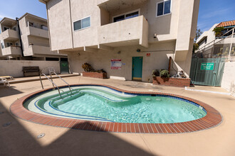 5330 Zelzah Ave, Unit 4 in Encino, CA - Building Photo - Building Photo