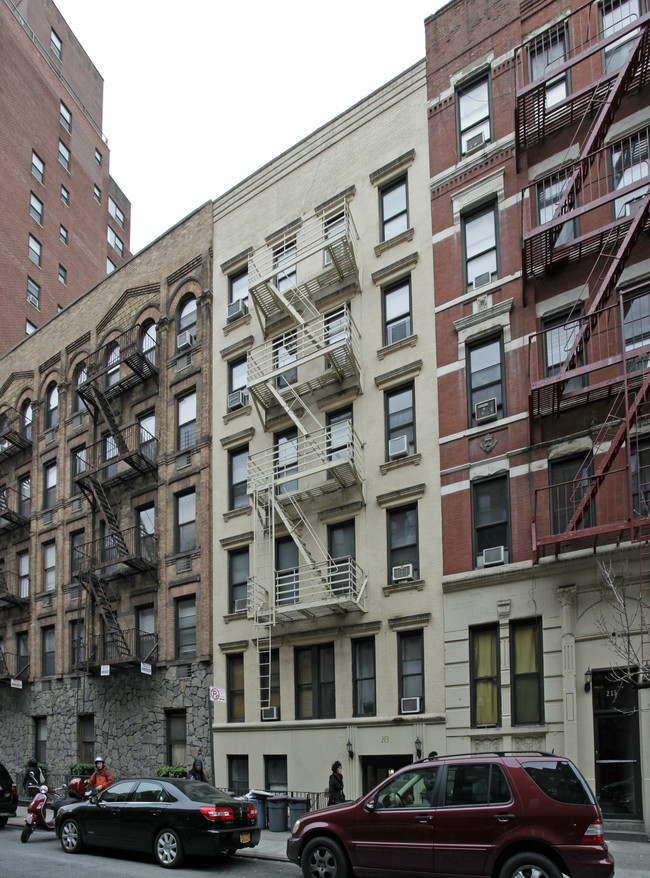 213-215 E 25th St in New York, NY - Building Photo - Building Photo