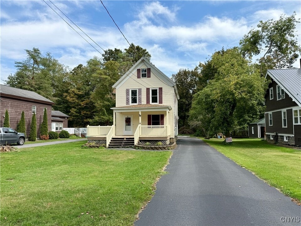 37 White St in Clinton, NY - Building Photo