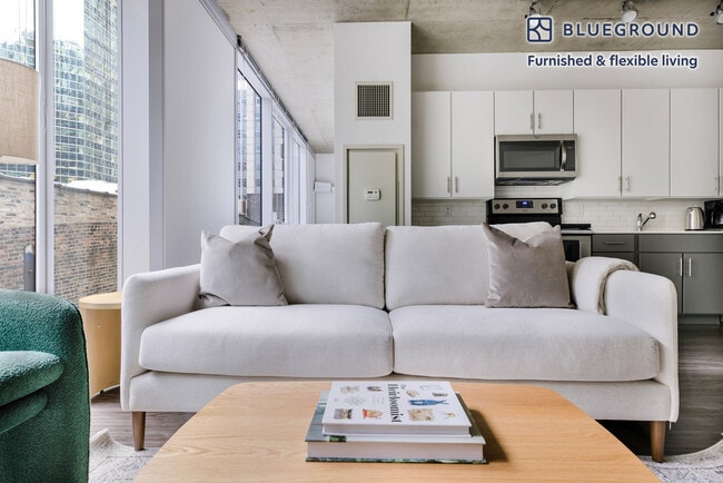 215 W Lake St in Chicago, IL - Foto de edificio - Building Photo