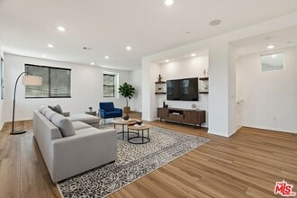 725 Daniel Freeman Cir in Inglewood, CA - Building Photo - Building Photo