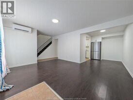 2983 Meadowbrook Ln in Windsor, ON - Building Photo