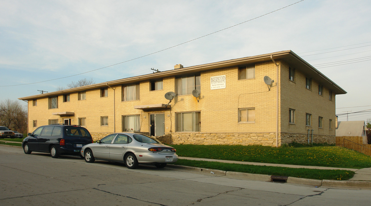 Briarwood Apartments in Racine, WI - Building Photo