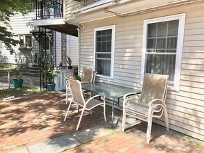 256 Powder House Blvd, Unit #1 in Somerville, MA - Foto de edificio - Building Photo
