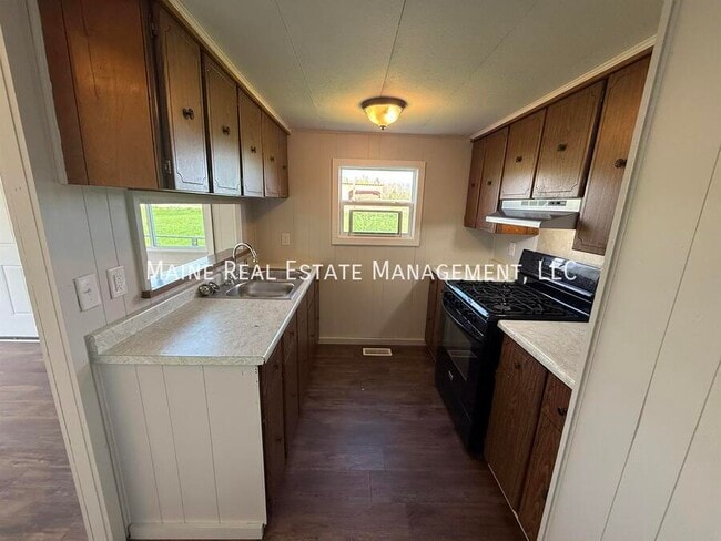 4 Hall Dr in Hudson, ME - Building Photo - Building Photo