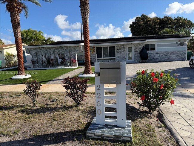 2250 NW 22nd Ct in Miami Gardens, FL - Building Photo - Building Photo