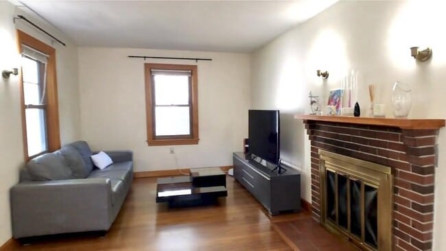 8 Dunedin Rd in Wellesley, MA - Foto de edificio - Building Photo