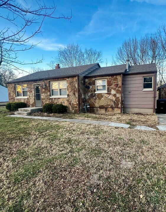 307 W South St in Marionville, MO - Building Photo