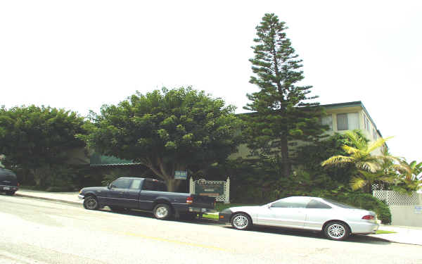 Chalet La Mer Apartments in Torrance, CA - Building Photo