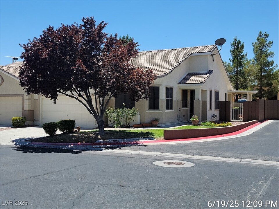9331 Portland Point Ave in Las Vegas, NV - Foto de edificio