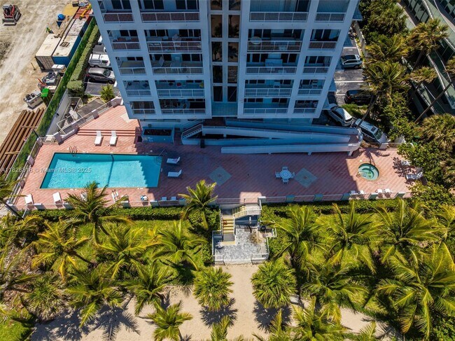 9341 Collins Ave in Surfside, FL - Foto de edificio - Building Photo